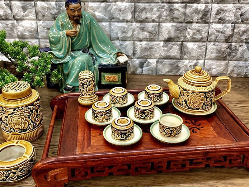 Bộ Ấm Chén Bát Tràng Quai Vuông Khắc Nối Hoa Phù Dung