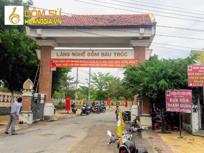 Làng gốm Bàu Trúc nằm ở vị trí nào?