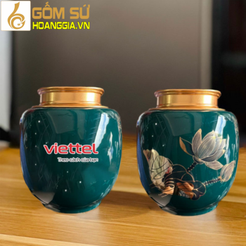 Hũ trà xanh ngọc đậm vẽ vàng hoa sen in logo