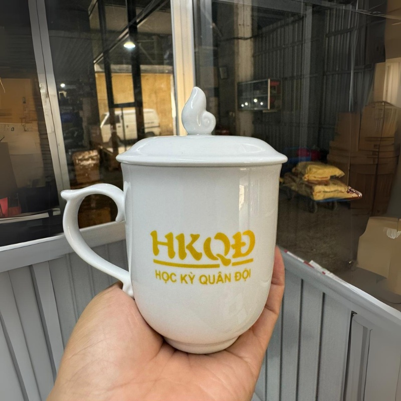 ly sứ nắp lửa in logo HKQĐ 2