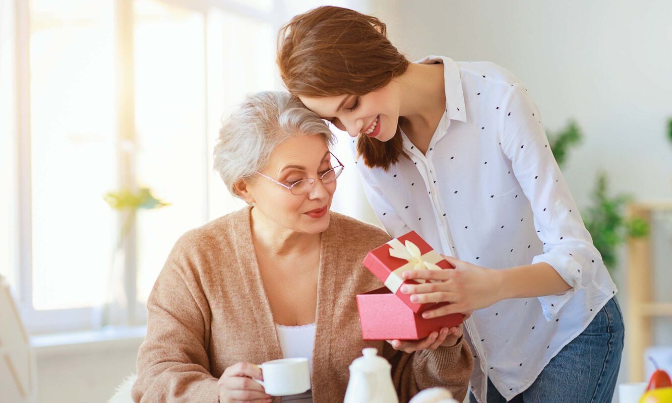 Gợi ý 7 món quà tặng mẹ ý nghĩa đầy cảm động