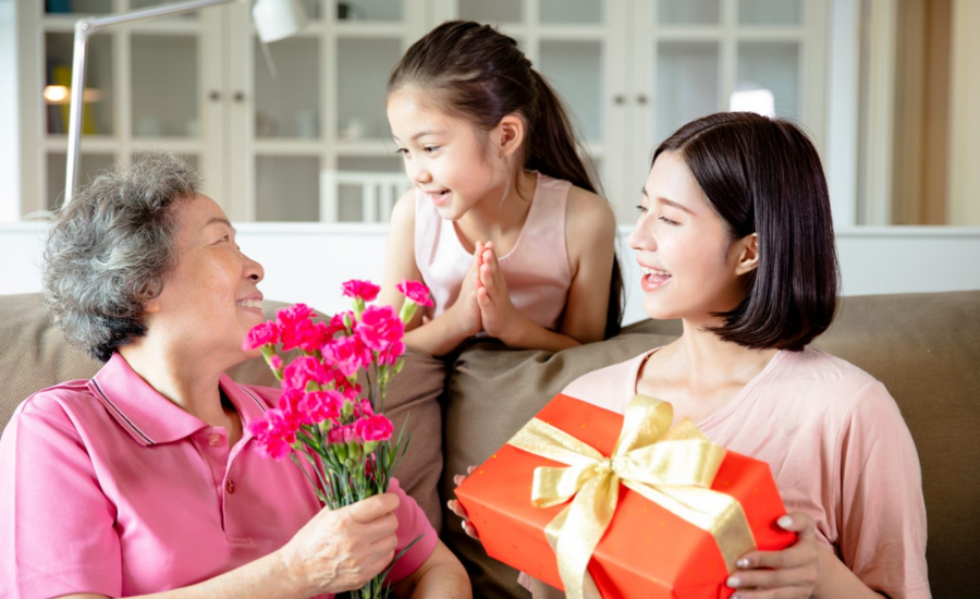 Vì sao việc tặng quà mẹ lại quan trọng Gợi ý 7 món quà tặng mẹ ý nghĩa đầy cảm động