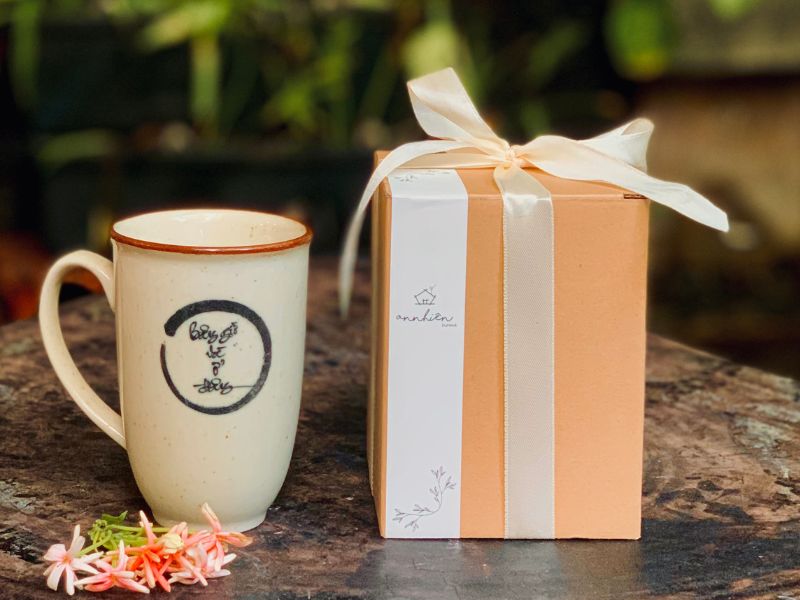 Ly sứ Bát Tràng chữ thư pháp 94+ mẫu ly sứ quà tặng đại hội đẹp sang trọng 2025