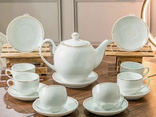 Mẫu ấm chén sứ trắng Minh Long có những gì nổi bật