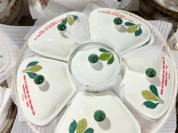 Khay mứt tết men kem bát tràng vẽ lá xanh